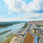 20th Floor Luxury - River & Castle View Apartmán *