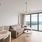 20th Floor Luxury - River & Castle View Apartment