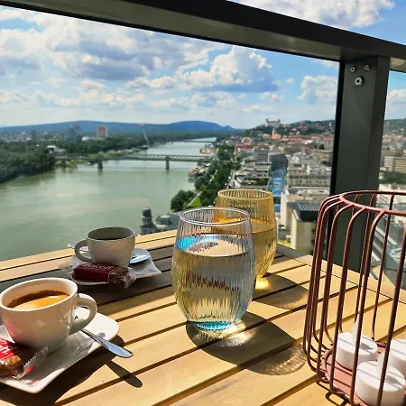 20th Floor Luxury - River & Castle View *