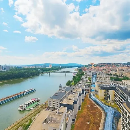 20th Floor Luxury - River & Castle View Διαμέρισμα *