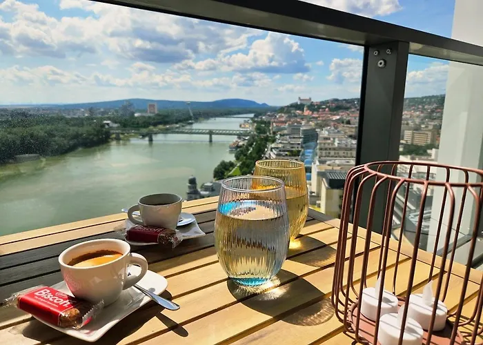 20th Floor Luxury - River & Castle View *