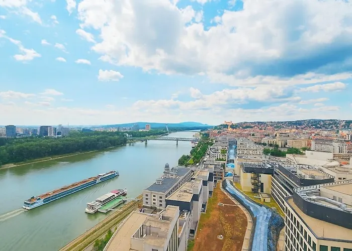 20th Floor Luxury - River & Castle View Apartament *