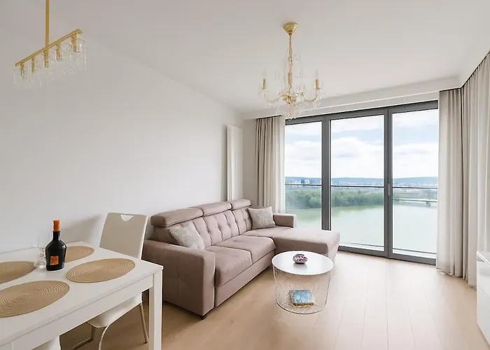 20th Floor Luxury - River & Castle View Apartment