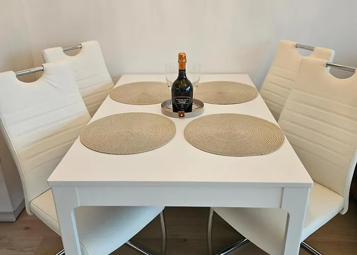 20th Floor Luxury - River & Castle View Apartament *